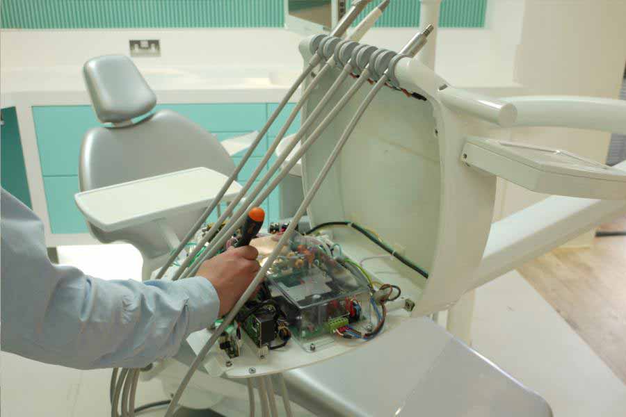آموزش تعمیرات تجهیزات دندانپزشکی در آموزشگاه پارسیان